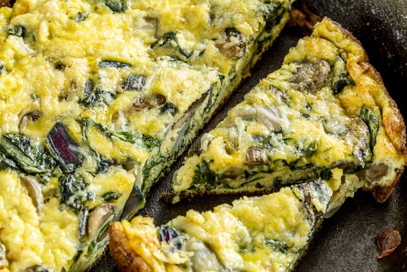 Spinaziepaddestoel en Ei Frittata stock foto Spinaziepaddestoel en Ei Frittata stock foto
