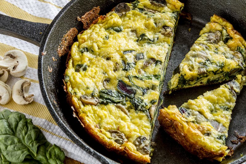 Spinaziepaddestoel en Ei Frittata royalty-vrije stock afbeelding Spinaziepaddestoel en Ei Frittata royalty-vrije stock afbeelding