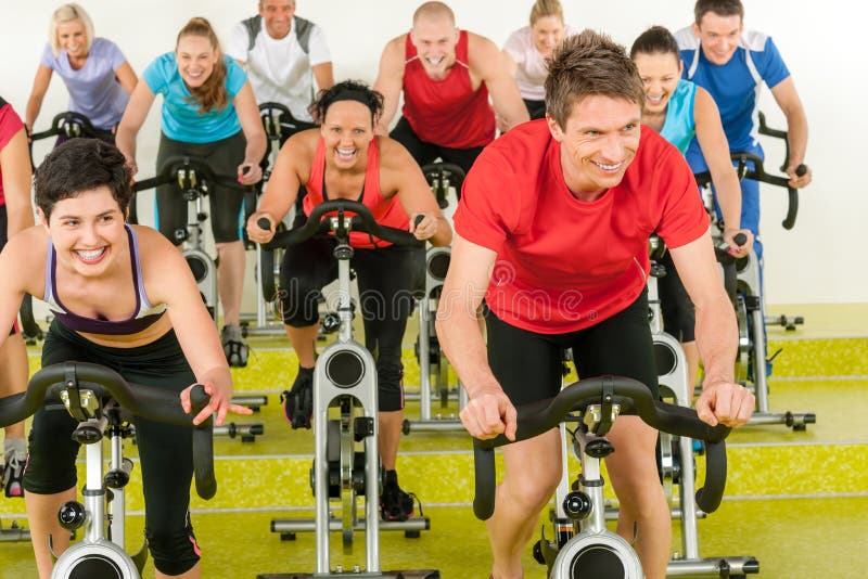 Spinnende Kategoriensport-Leuteübung an der Gymnastik stockfotografie Spinnende Kategoriensport-Leuteübung an der Gymnastik stockfotografie