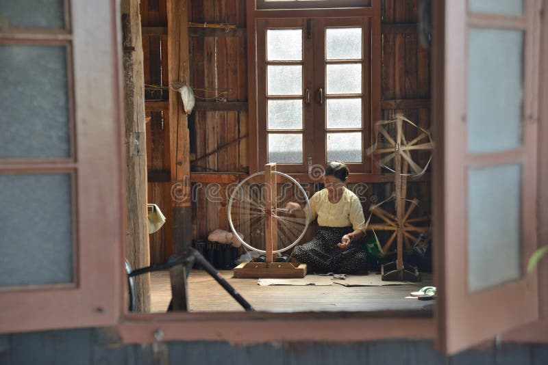 Spinnender Stoff Arbeitskraft Myanmars Nyaungshwe lizenzfreie stockbilder Spinnender Stoff Arbeitskraft Myanmars Nyaungshwe lizenzfreie stockbilder