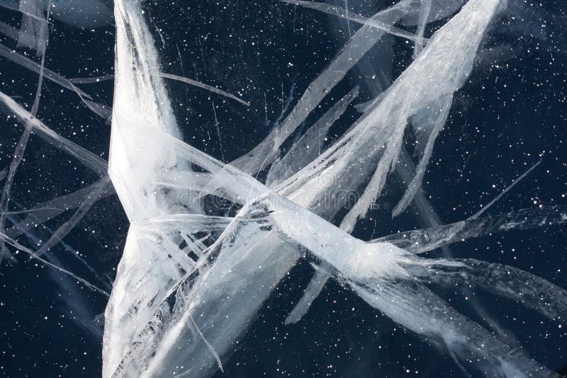 Spinnenweb der Spannungsrisse in der starken Schicht Eis