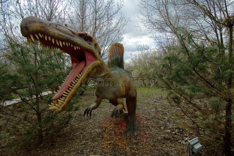 Spinosaurus förhistorisk reptil i naturlig livsmiljö