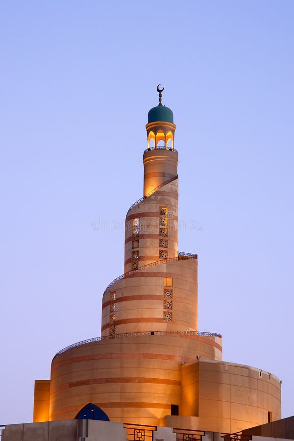 Spiraalvormige minaret van Islamitisch centrum in Doha Qatar royalty-vrije stock afbeeldingen Spiraalvormige minaret van Islamitisch centrum in Doha Qatar royalty-vrije stock afbeeldingen