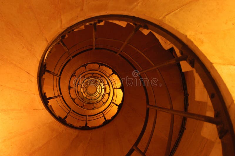 Espiral escalera adentro arco en París.