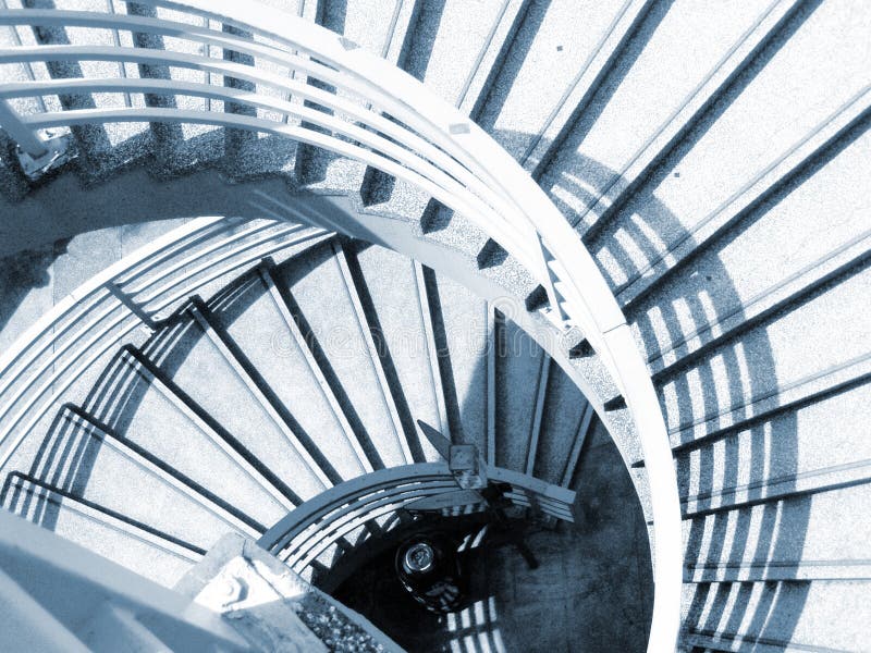 Spiral- Treppe der Fall auf der suche nach runter Blau getönt zentral bezirk,.