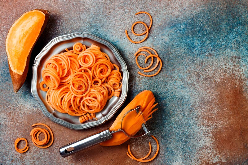 https://thumbs.dreamstime.com/b/spiralized-sweet-potato-spaghetti-low-carb-vegetable-pasta-cooking-130766236.jpg