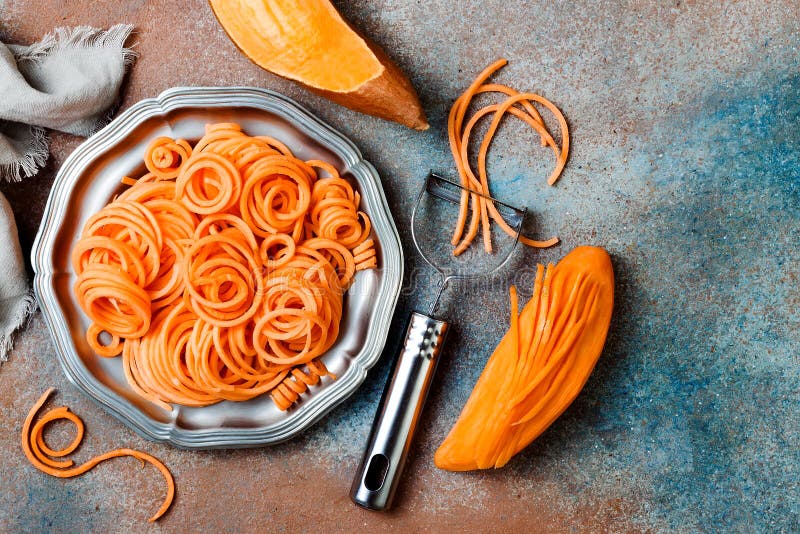 https://thumbs.dreamstime.com/b/spiralized-sweet-potato-spaghetti-low-carb-vegetable-pasta-cooking-130766279.jpg