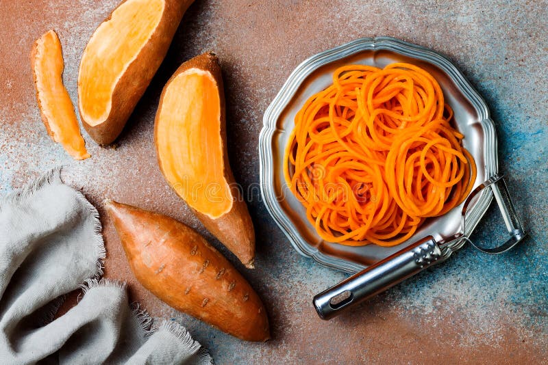 https://thumbs.dreamstime.com/b/spiralized-sweet-potato-spaghetti-low-carb-vegetable-pasta-cooking-130766293.jpg