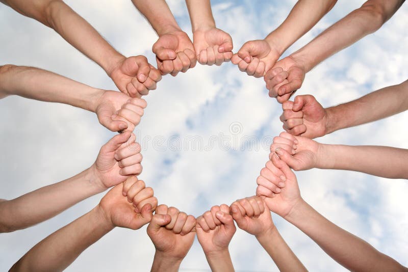 Connessione spirituale, la mano del cerchio e del cielo.