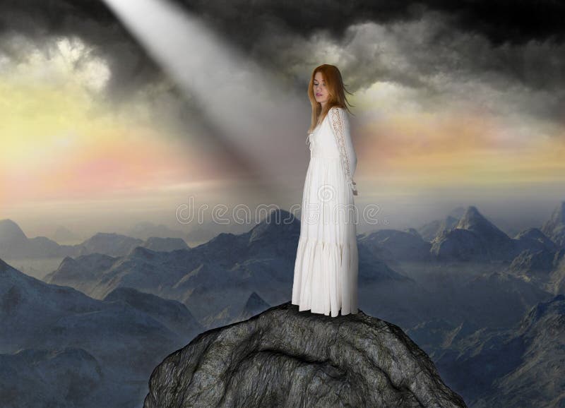 Una giovane donna che sta in cima al mondo con una vasta gamma di montagne sullo sfondo.