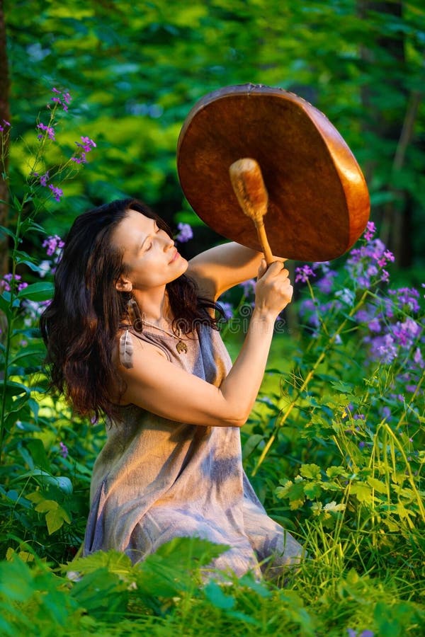 Spirituele ceremonie met een shaman vrouw onder de bloemen