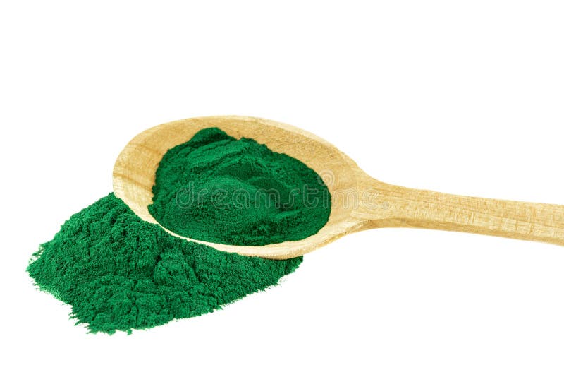 Spirulina pó de alga azul-esverdeada em colher de madeira em branco imagem de stock Spirulina pó de alga azul-esverdeada em colher de madeira em branco imagem de stock