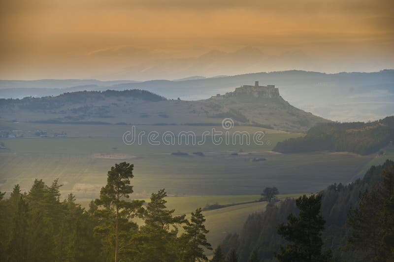 Spišský hrad, světové dědictví UNESCO. Slovensko. Západ slunce.