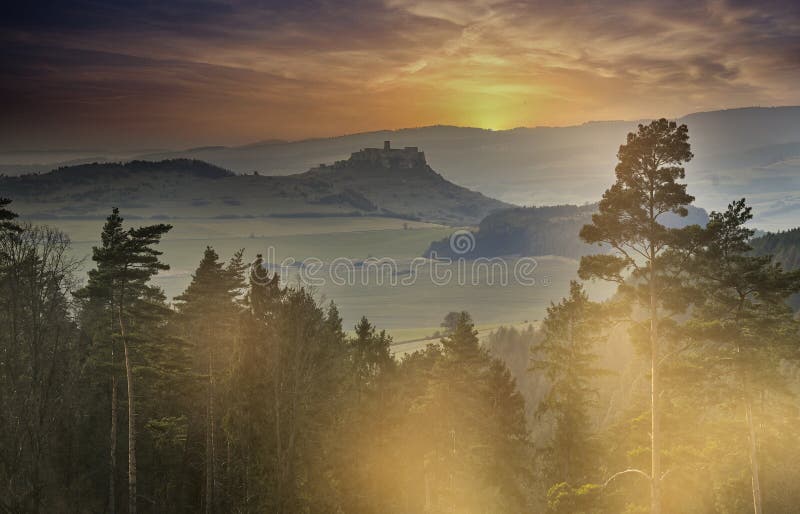 Spišský hrad, světové dědictví UNESCO. Slovensko. Západ slunce.