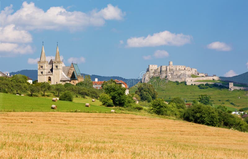 Spisska Kapitula - gotische Kathedrale St Martins und riuns von Spissky ziehen sich zurück lizenzfreie stockfotos Spisska Kapitula - gotische Kathedrale St Martins und riuns von Spissky ziehen sich zurück lizenzfreie stockfotos
