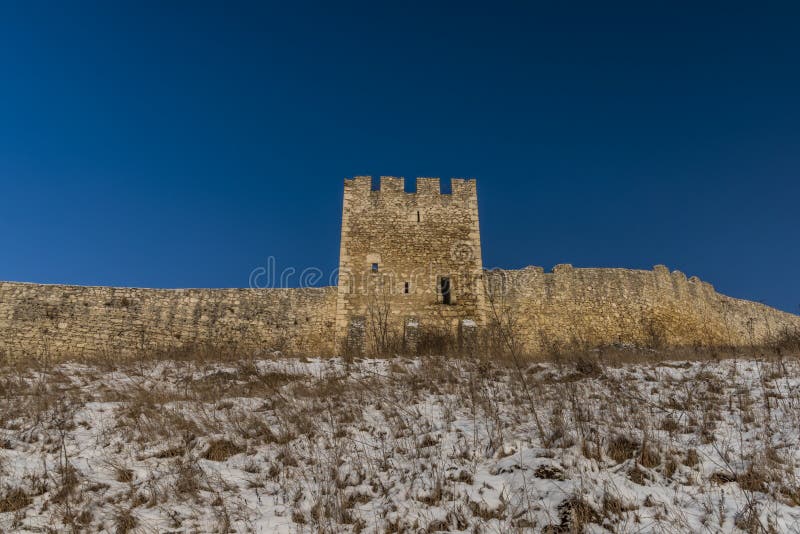 Spišský hrad na východnom Slovensku v peknom zimnom slnečnom dni zdola