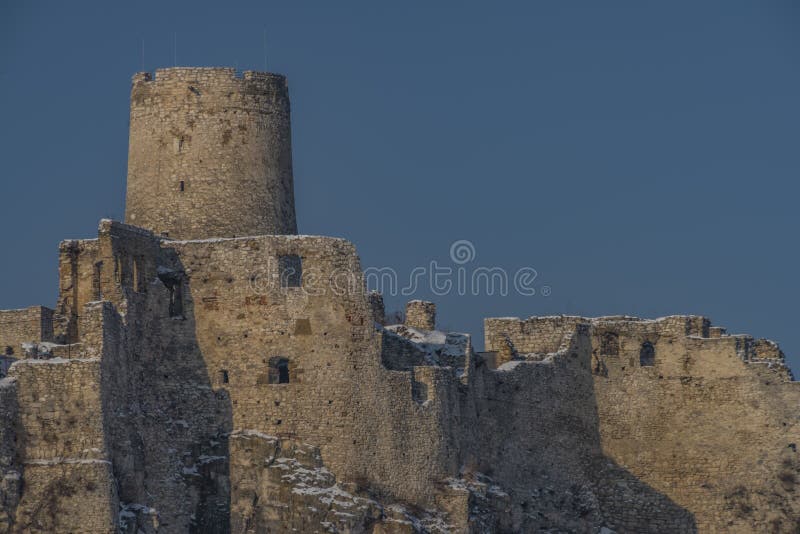 Spišský hrad na východnom Slovensku za pekného zimného slnečného dňa