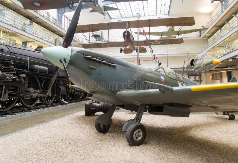 Spitfire LF Mk IXe s 89, TE565/NN-N, национальный технический музей, Прага, чехия стоковые фотографии rf Spitfire LF Mk IXe s 89, TE565/NN-N, национальный технический музей, Прага, чехия стоковые фотографии rf