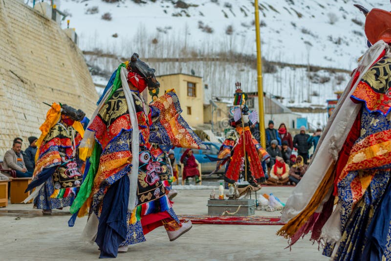 Spiti, Himachal Pradesh, Индия - 24-ое марта 2019: Тибетские буддийские ламы одетые в мистической тайне Tsam танца маски во време стоковая фотография rf Spiti, Himachal Pradesh, Индия - 24-ое марта 2019: Тибетские буддийские ламы одетые в мистической тайне Tsam танца маски во време стоковая фотография rf