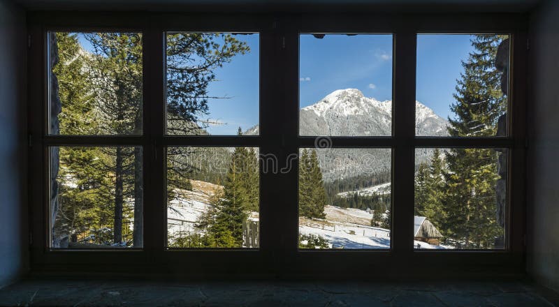 Spitze Kominiarski Wierch und Chocholowska-Tal gesehen von einem Fenster in einer Gebirgsherberge lizenzfreie stockbilder Spitze Kominiarski Wierch und Chocholowska-Tal gesehen von einem Fenster in einer Gebirgsherberge lizenzfreie stockbilder