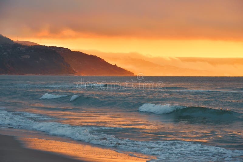 Splendida natura ambiente naturale tramonto tramonto mare estivo paesaggio paesaggistico muraeristico saccarifero acqua scrosciant fotografia stock libera da diritti