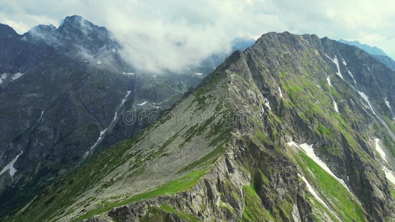 Splendide dolomiti italia le alpi montagne con nuvole di mare e luce colorata