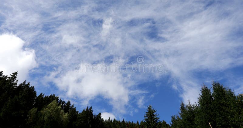Splendide nuvole bianche si muovono a vento su un bellissimo cielo blu in una giornata soleggiata d'autunno.