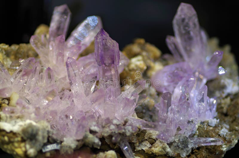 Splendidi Cristalli Di Violetta Scintillanti Naturali Immagine Stock -  Immagine di gemma, cristallo: 181044179
