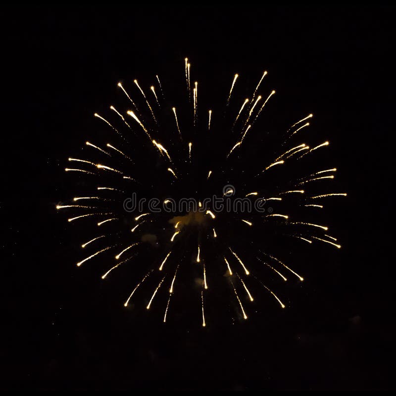 Splendidi fuochi d'artificio isolati chiusi in fondo nero fotografie stock