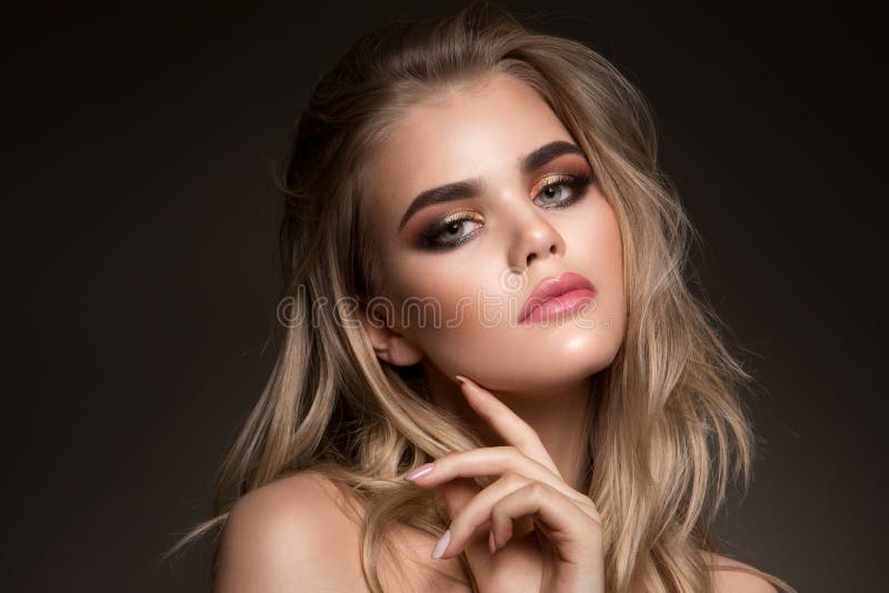 Splendoru portret piękny dziewczyna model z makeup i romantyczną falistą fryzurą obraz stock