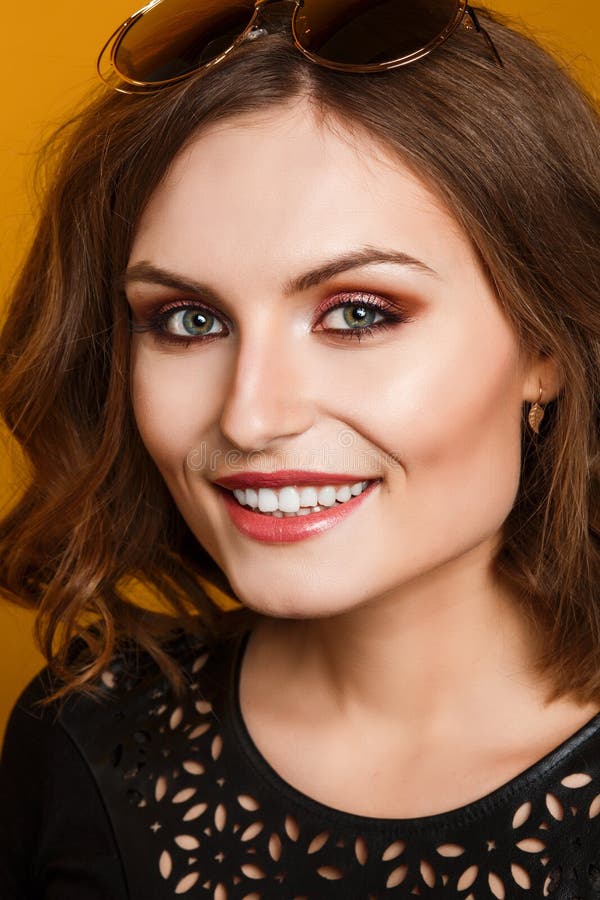 splendoru zbliżenia portret piękny seksowny elegancki Kaukaski młoda kobieta model z jaskrawym makeup obraz stock splendoru zbliżenia portret piękny seksowny elegancki Kaukaski młoda kobieta model z jaskrawym makeup obraz stock