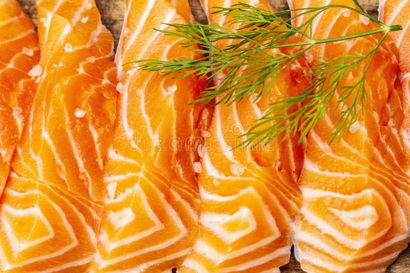 Splijten van verse zalm Ingrediënt voor het koken van gezond zeevoedsel Concept omega 3 dat voedsel bevat stock foto's Splijten van verse zalm Ingrediënt voor het koken van gezond zeevoedsel Concept omega 3 dat voedsel bevat stock foto's