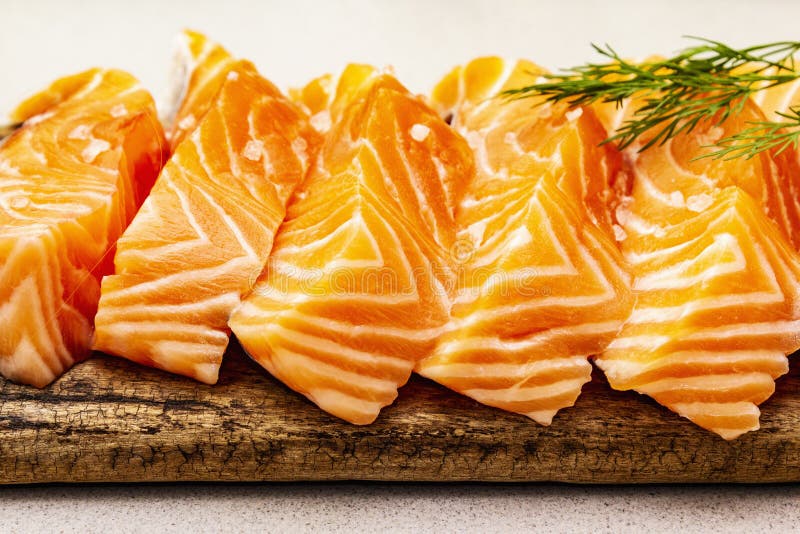 Splijten van verse zalm Ingrediënt voor het koken van gezond zeevoedsel Concept omega 3 dat voedsel bevat stock afbeeldingen Splijten van verse zalm Ingrediënt voor het koken van gezond zeevoedsel Concept omega 3 dat voedsel bevat stock afbeeldingen