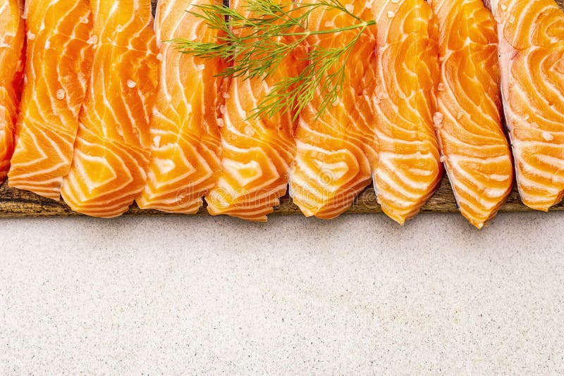 Splijten van verse zalm Ingrediënt voor het koken van gezond zeevoedsel Concept omega 3 dat voedsel bevat stock afbeelding Splijten van verse zalm Ingrediënt voor het koken van gezond zeevoedsel Concept omega 3 dat voedsel bevat stock afbeelding