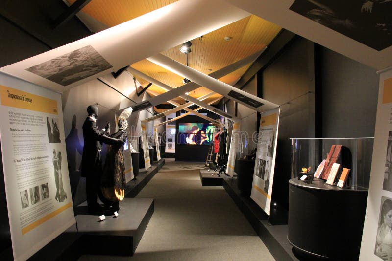 Splitterny utställning, som täcker historia av tango, det nationella museet av dansen och Hall av berömmelse, Saratoga, 2015 arkivfoton Splitterny utställning, som täcker historia av tango, det nationella museet av dansen och Hall av berömmelse, Saratoga, 2015 arkivfoton