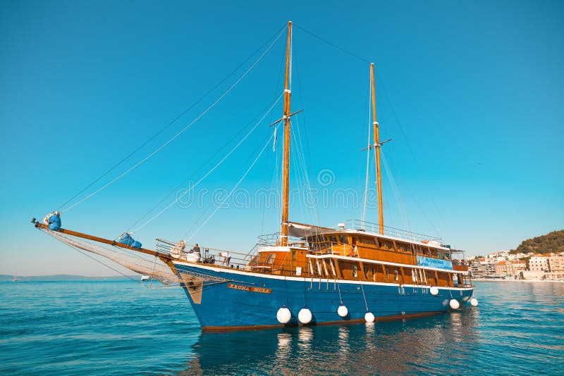 SPLITTRING KROATIEN - JULI 11, 2017: Härligt turist- skepp i hamnen av den kluvna staden - Dalmatia, Kroatien arkivfoton SPLITTRING KROATIEN - JULI 11, 2017: Härligt turist- skepp i hamnen av den kluvna staden - Dalmatia, Kroatien arkivfoton