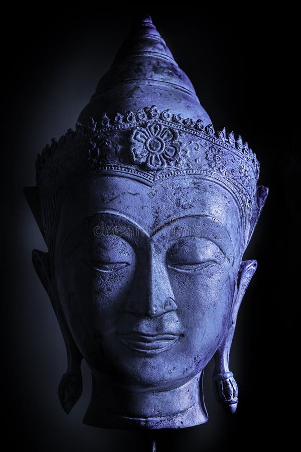 Spokojna chłodno błękitna Buddha głowa zdjęcie stock Spokojna chłodno błękitna Buddha głowa zdjęcie stock