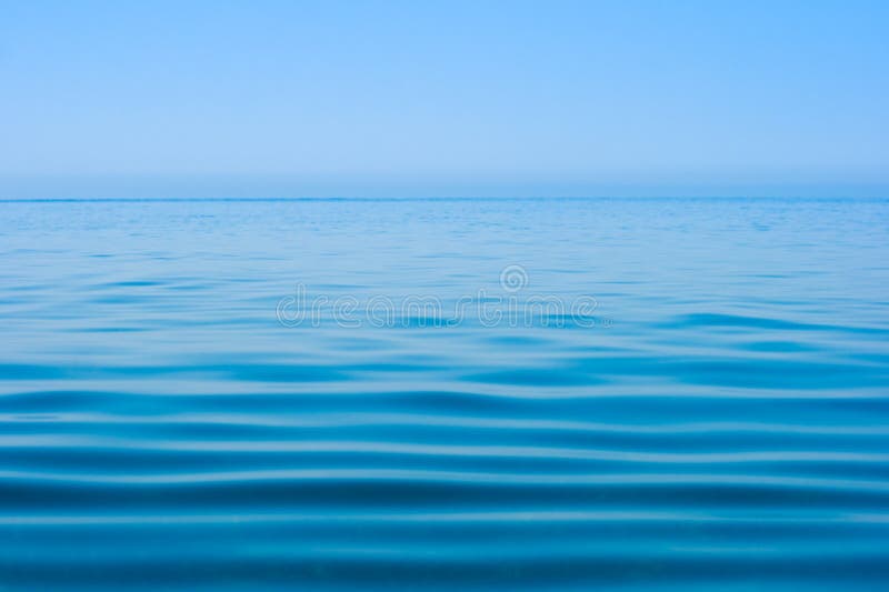 Spokojna horyzontu oceanu morza wciąż nawierzchniowa woda