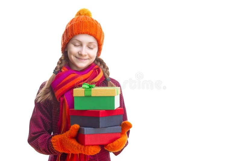 Spokojna Kaukaska mała dziewczynka W Pomarańczowym Beanie, szaliku i mitynkach Z stosem Kolorowy Giftboxes, Odizolowywający Przec zdjęcie royalty free Spokojna Kaukaska mała dziewczynka W Pomarańczowym Beanie, szaliku i mitynkach Z stosem Kolorowy Giftboxes, Odizolowywający Przec zdjęcie royalty free
