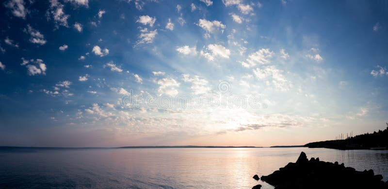 Spokojna wschód słońca panorama jezioro i chmury zdjęcie royalty free Spokojna wschód słońca panorama jezioro i chmury zdjęcie royalty free