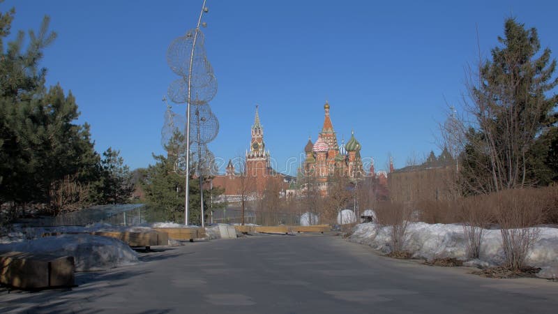 Spokojny krajobraz miasta w moskwie w pobliżu kremlina widok na wieżę spasską i katedrę bazyliki świętej