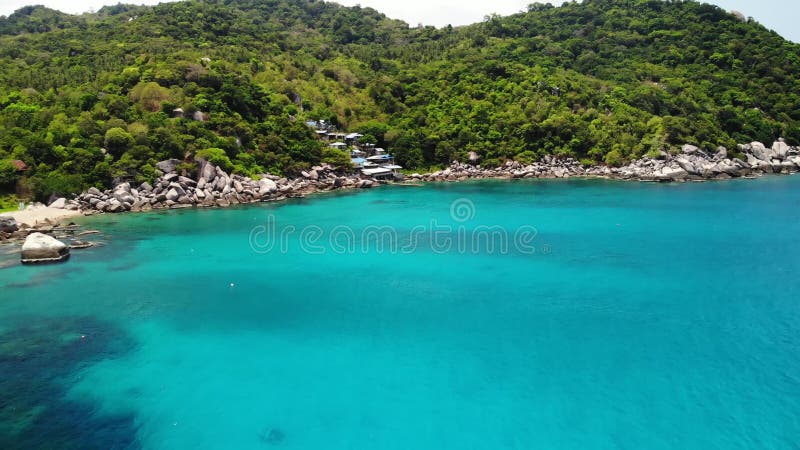 Spokojny morze blisko tropikalnej powulkanicznej wyspy Trutnia widok pokojowa woda błękitna denna pobliska kamienista brzeg i zie