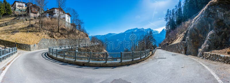 Spolande asfaltväg med italienska fjällängar panorama, Trento, Italien arkivbild Spolande asfaltväg med italienska fjällängar panorama, Trento, Italien arkivbild
