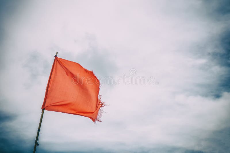 Spolar varnande flaggor för röd flagga blå himmel arkivfoton Spolar varnande flaggor för röd flagga blå himmel arkivfoton