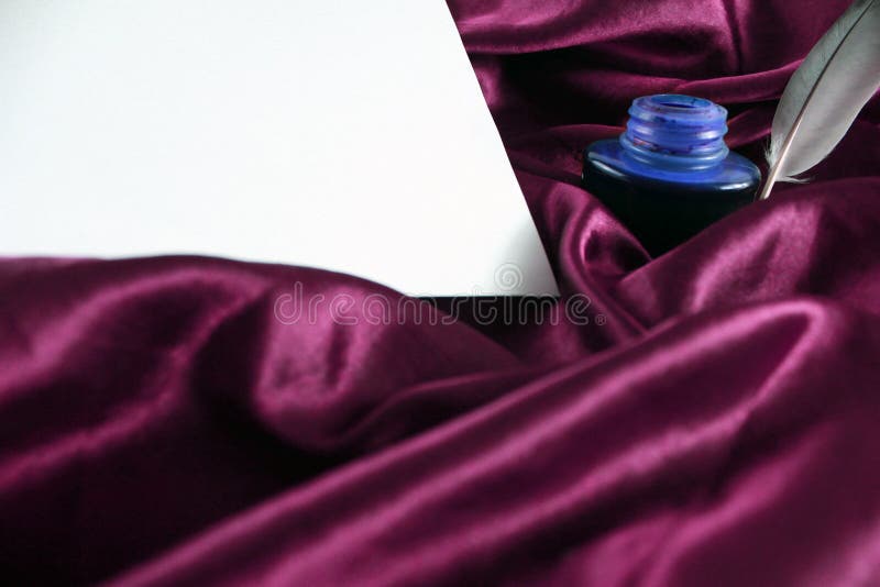 Spoletta su raso di seta porpora con inchiostro e Libro Bianco fotografie stock Spoletta su raso di seta porpora con inchiostro e Libro Bianco fotografie stock