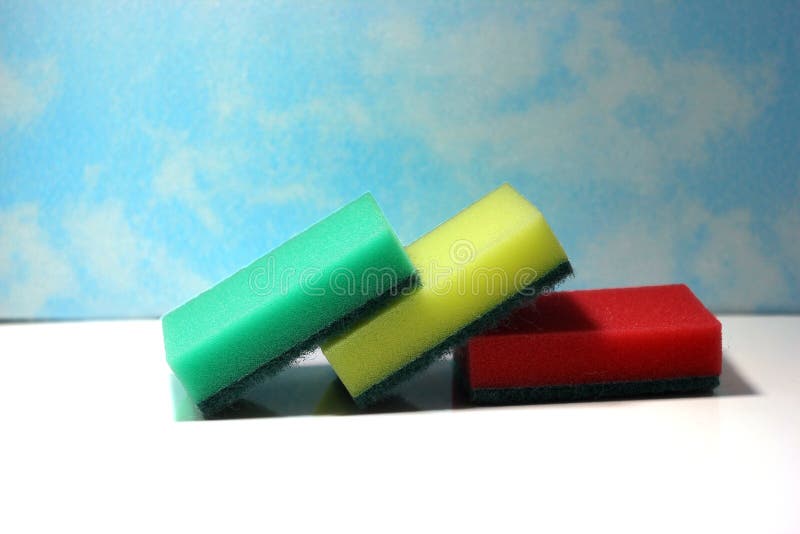 Sponsen voor wasschotels op witte achtergrond, sponsen voor wasschotels Wasschotels, het schoonmaken De Toebehoren van de keuken stock foto Sponsen voor wasschotels op witte achtergrond, sponsen voor wasschotels Wasschotels, het schoonmaken De Toebehoren van de keuken stock foto