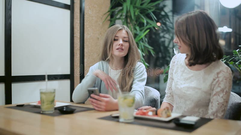 Spontaan gesprek tussen meisjes in restaurant