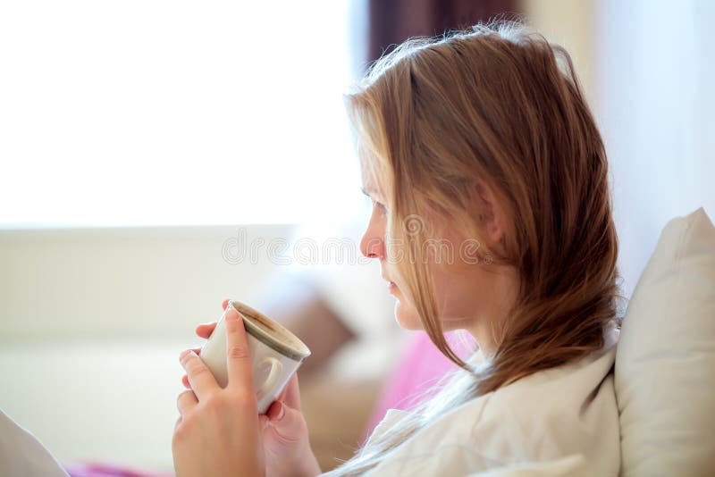 Spontaan portret van een vrouw het drinken koffie royalty-vrije stock fotografie Spontaan portret van een vrouw het drinken koffie royalty-vrije stock fotografie
