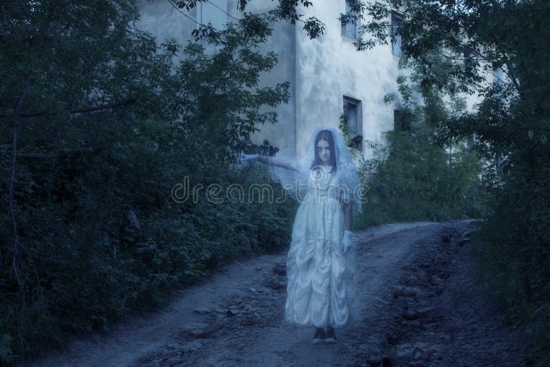 spook op oud huis als achtergrond royalty-vrije stock foto spook op oud huis als achtergrond royalty-vrije stock foto