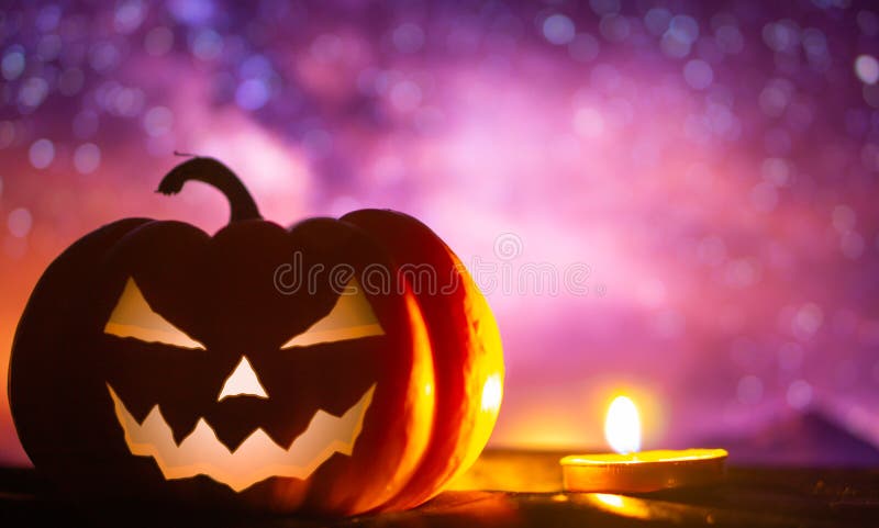 Spooky dynia head jack o& x27; latarnia świecąca na nocnym niebie Tło Halloween zdjęcie stock Spooky dynia head jack o& x27; latarnia świecąca na nocnym niebie Tło Halloween zdjęcie stock
